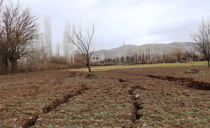 Deprem sonrasında oluşan dev yarıklar tedirgin ediyor