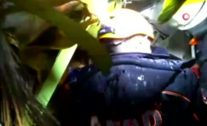 Uçak enkazında yaralıları kurtarma çabası kamerada