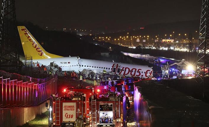 Yolcu uçağı pistten çıktı, Hayatını kaybedenlerin sayısı arttı