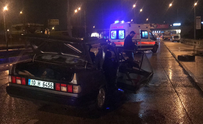 Tıra çarpan otomobilin tavanı uçtu!