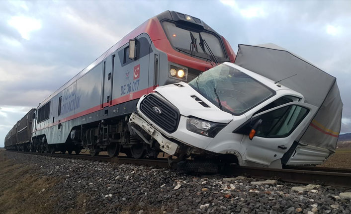 Bariyerleri kırıp geçmeye çalışan kamyonete tren çarptı