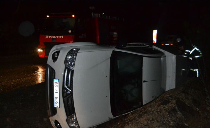 Seyir halindeki araç devrildi