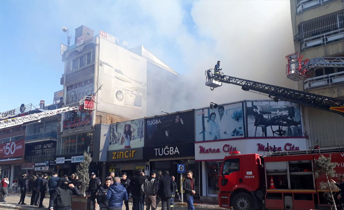 Van'da bina yangını