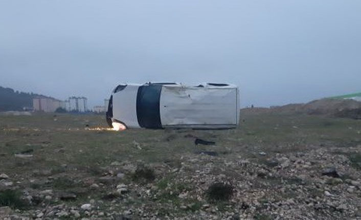 Hafif ticari araç tarlaya yuvarlandı