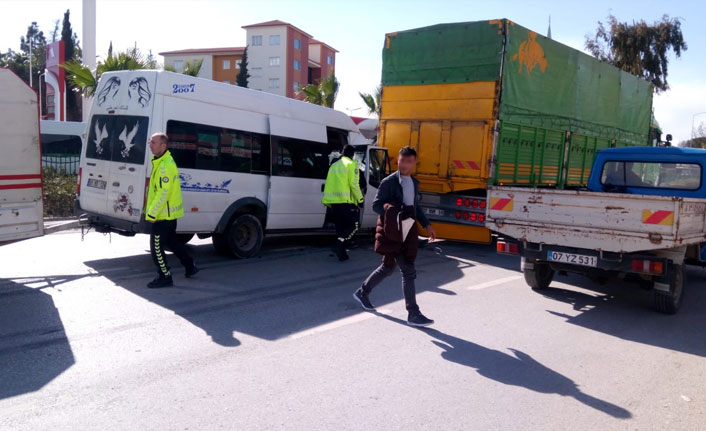 Minibüs kamyona çarptı