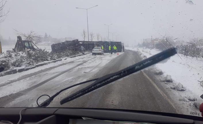 Karlı yolda tır devrildi