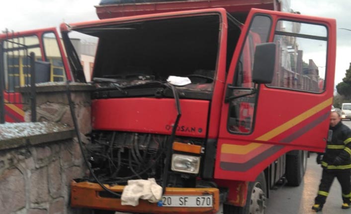 Direksiyon başında kalp krizi geçiren sürücü duvara çarptı