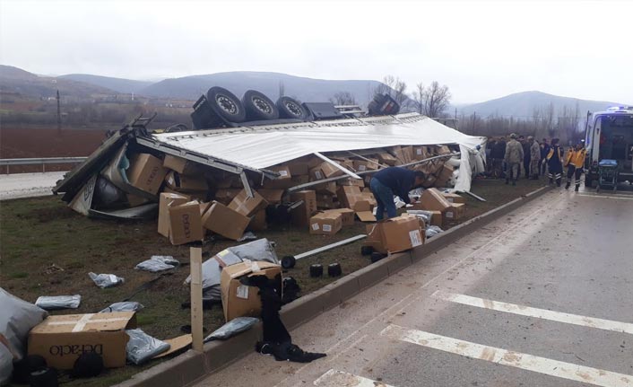 Giysi yüklü tır devrildi