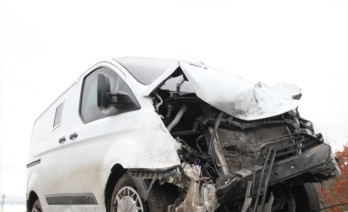 Para nakil aracıyla otomobil çarpıştı