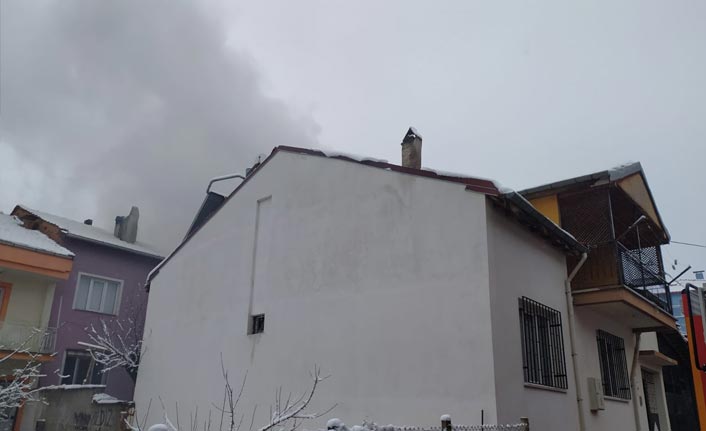 Fırının odunluk deposunda çıkan yangın 2 eve sıçradı