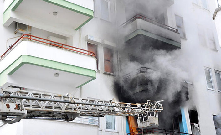 Alanya'da 2 dairede yangın; ev sahibi, alevler arasından kurtarıldı