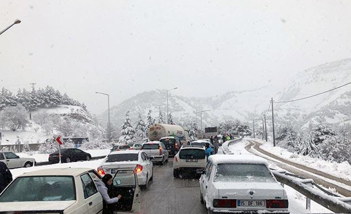Kar aralıksız yağdı... Yol trafiğe kapandı