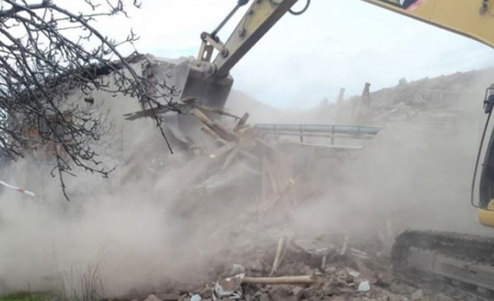 Malatya'da ağır hasarlı evler kontrollü yıkıldı