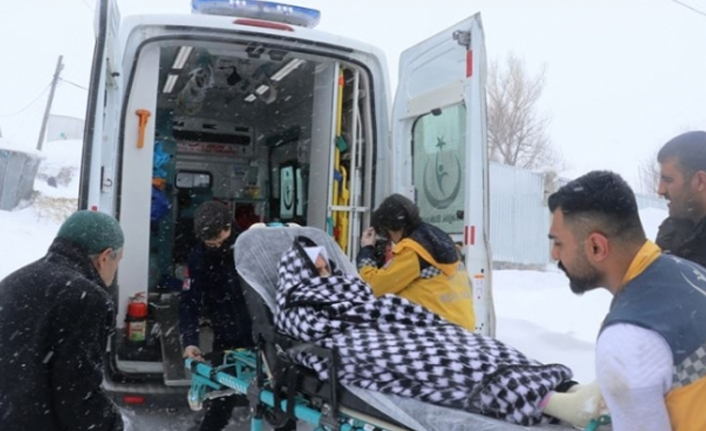 Felçli kadın 4 saatin sonunda hastaneye ulaştırıldı