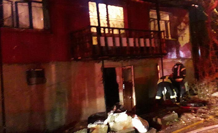 2 katlı metruk bina alevlere teslim oldu
