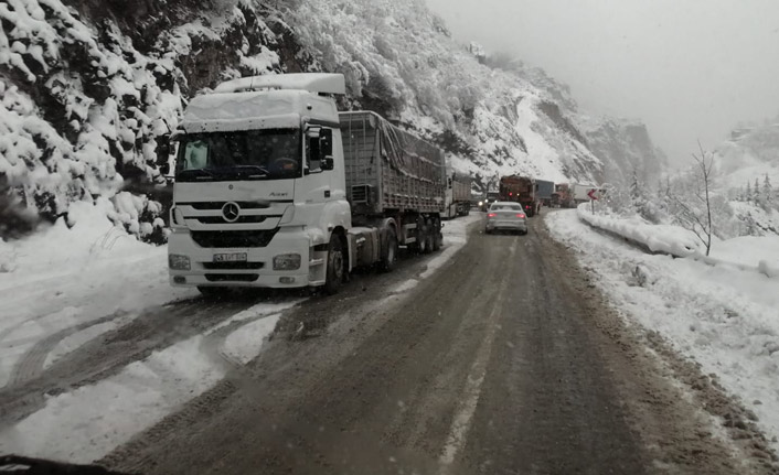 Kamyonlar yolda kaldı trafik felç!