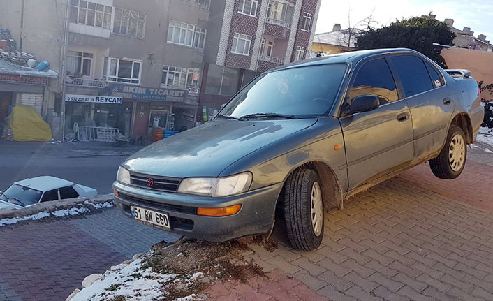 Otomobil duvarda asılı kaldı