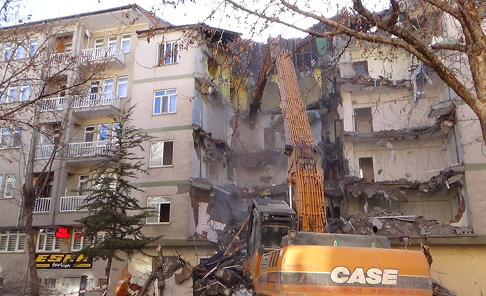 Elazığ'da o binalar yıkılıyor