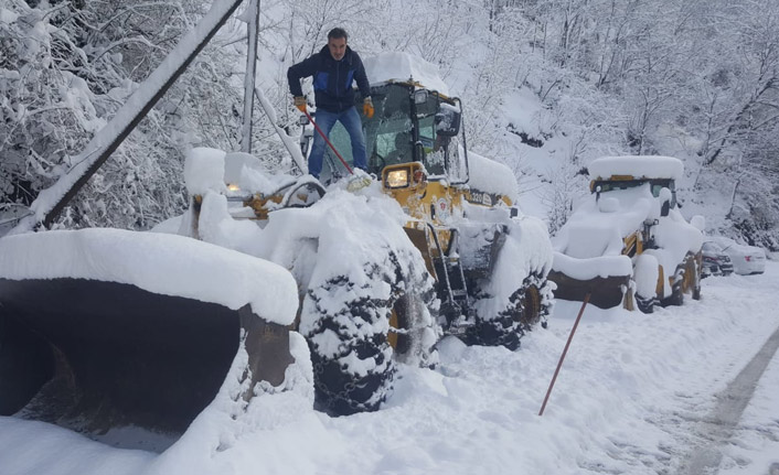 Trabzon'da kar temizleme çalışmaları devam ediyor