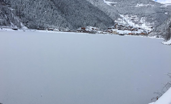Uzungöl’de yoğun kar yağışı gölü dondurdu, sıcaklık eksi 15’e indi