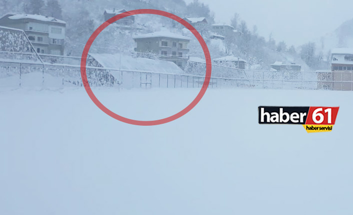 Çarşıbaşı Stadında tribün çatısı kara dayanamadı