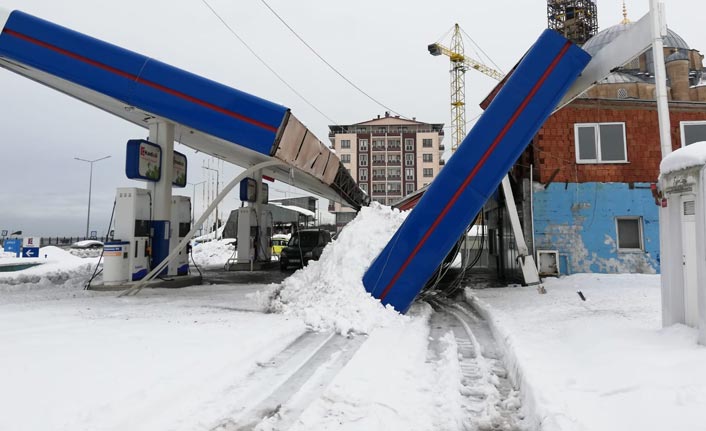 Akaryakıt istasyonunun çatısı kara dayanamayınca çöktü