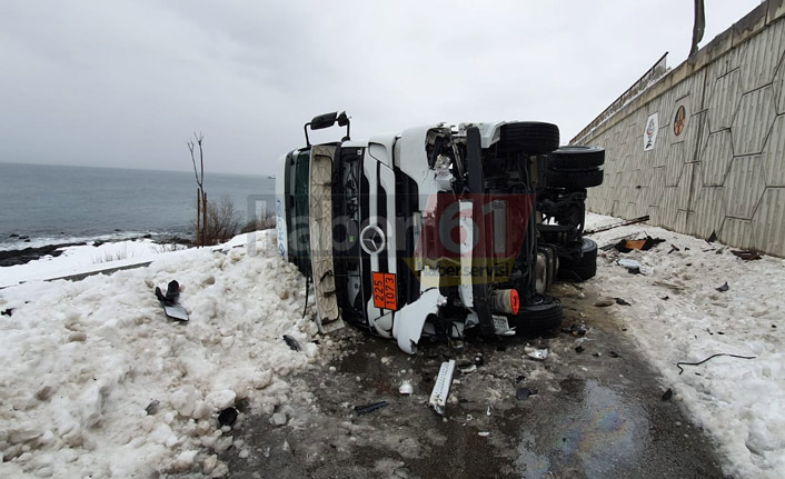 Trabzon’da tanker yola düştü! Faciadan kıl payı...