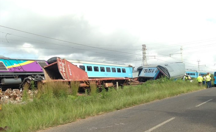 Güney Afrika’da trenler çarpıştı