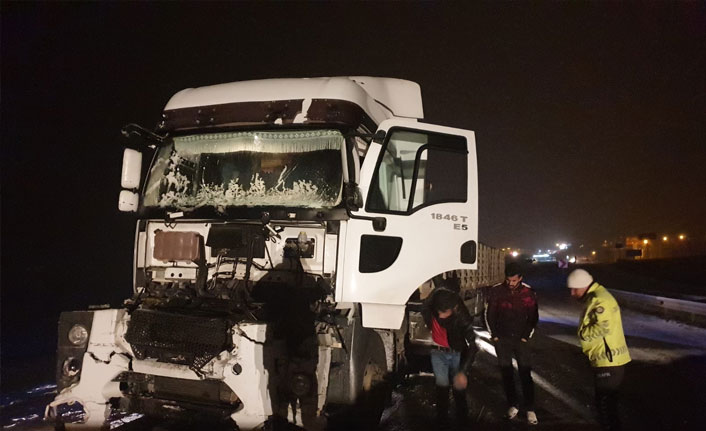 Gölbaşı ilçesinde iki tır çarpıştı