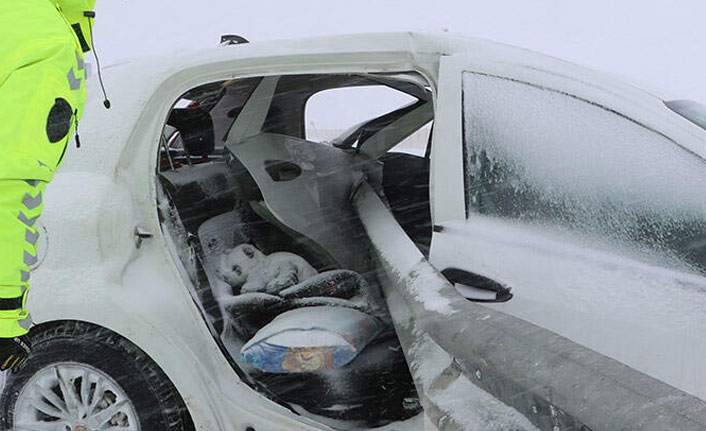 Otomobil bariyerlere saplandı: 1 ölü, 3 yaralı