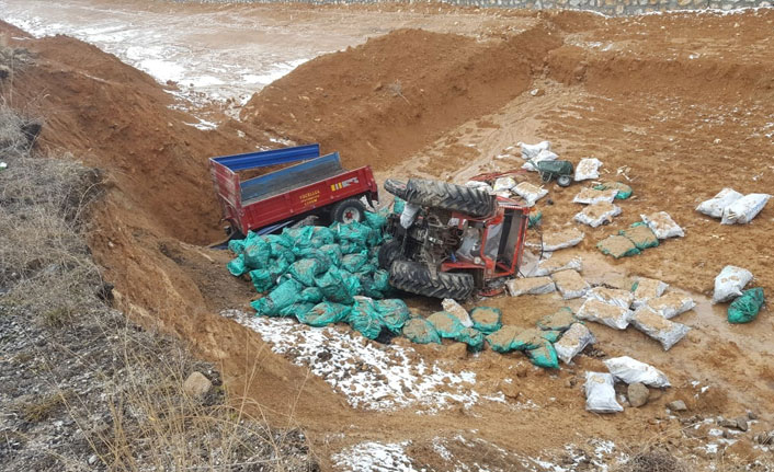 Otomobille çarpışan kömür yüklü traktör şarampole uçtu