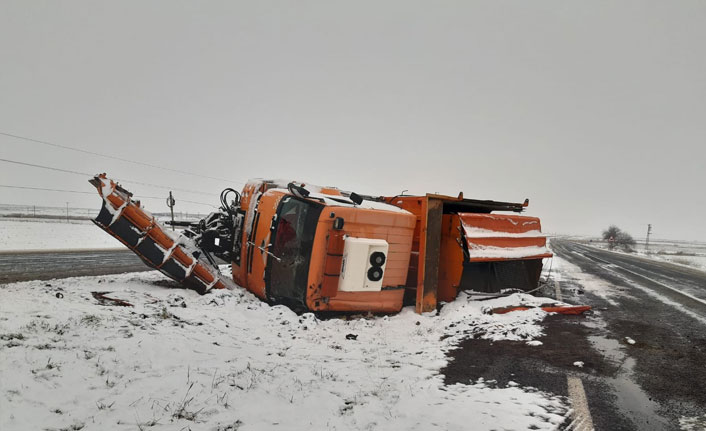 Şanlıurfa’da kar küreme aracı devrildi