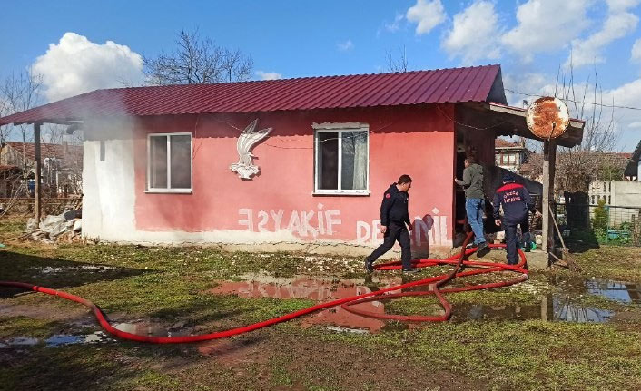 Evi ateşe verdi, itfaiye girmesin diye kapının arkasına eşya koydu