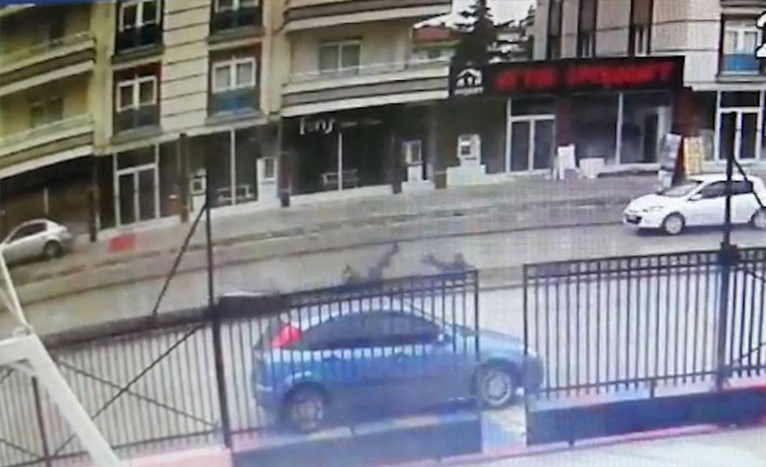 Motosiklet ıslak zeminde savruldu