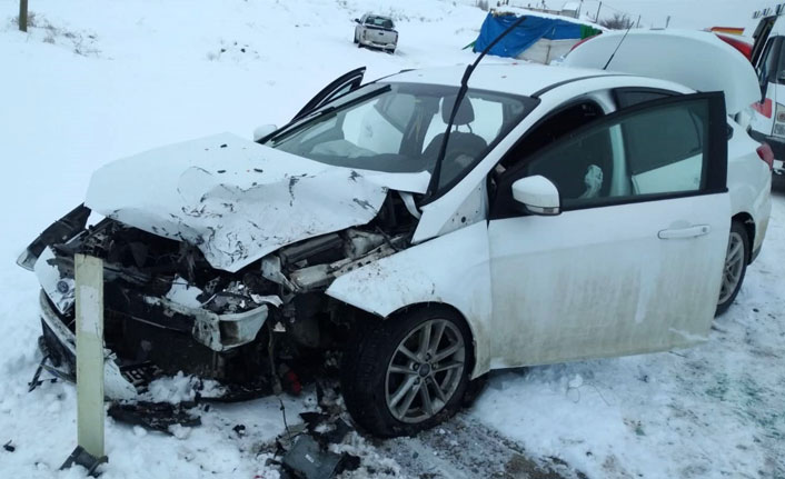 Otomobil ile kamyonet çarpıştı 13 Şubat 2020