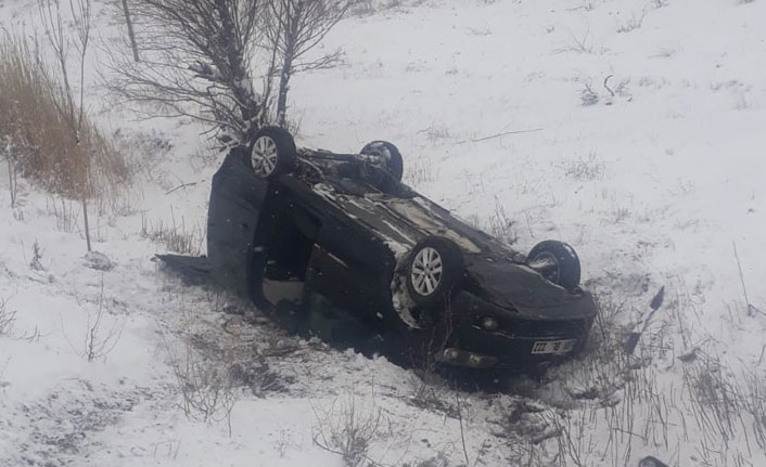 Buzlu yolda kayan araç takla attı