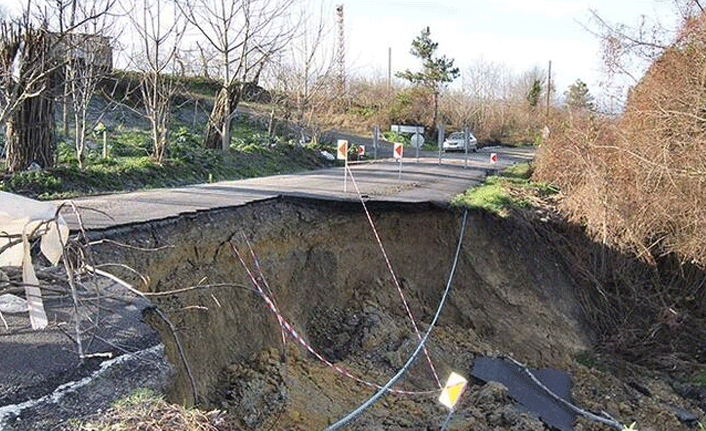 Faciadan dönüldü! Kara yolu çöktü