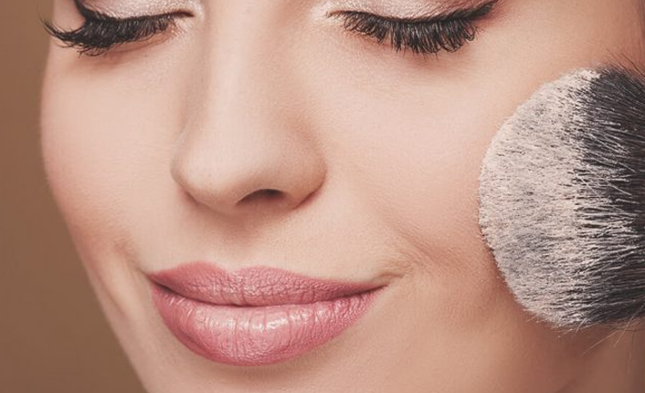 İşte sizi daha genç gösterecek makyaj teknikleri...