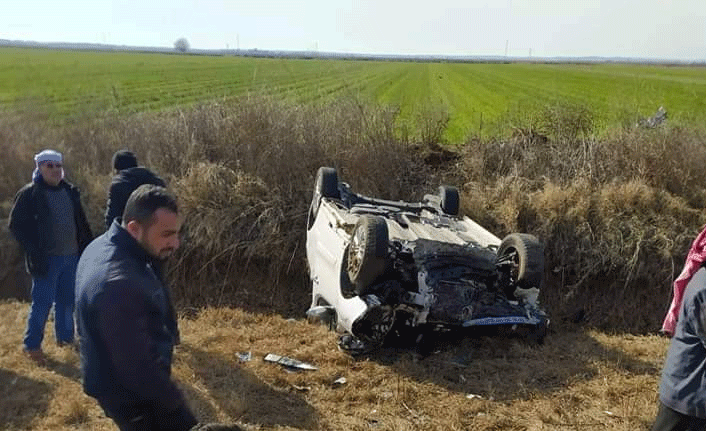 Şanlıurfa-Akçakale yolunda otomobil şarampole devrildi: 2 yaralı