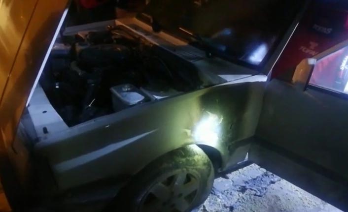 Park halinde yanan otomobile itfaiye müdahale etti