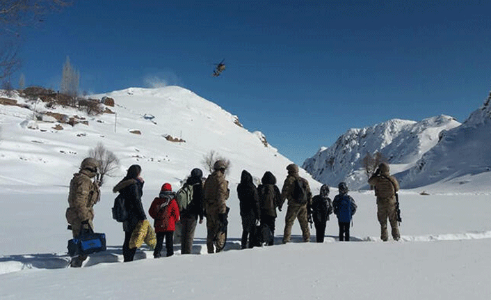 Mezrada mahsur kalan 7 öğrenci, askeri helikopterle ilçeye getirildi