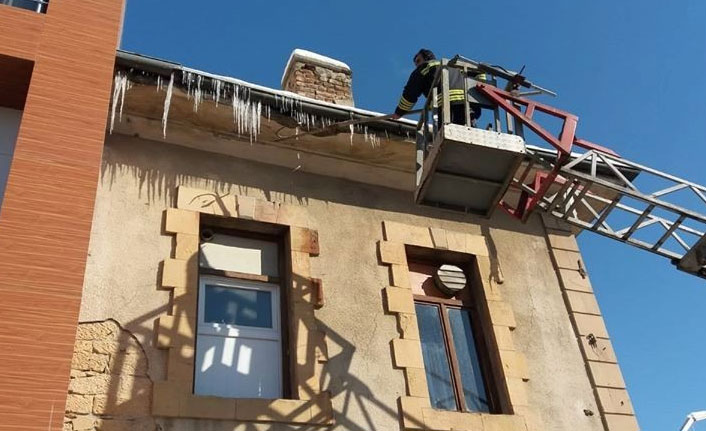 Çatılarda oluşan buz sarkıtlarını kırılıyor!