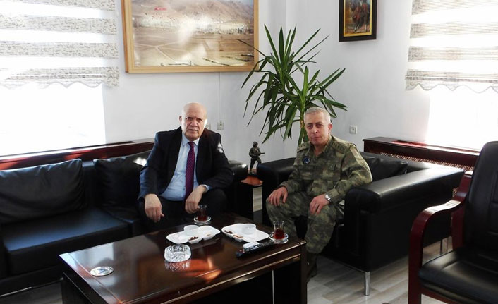 Başkan Pekmezci Garnizon Komutanı Diker’i ziyaret etti