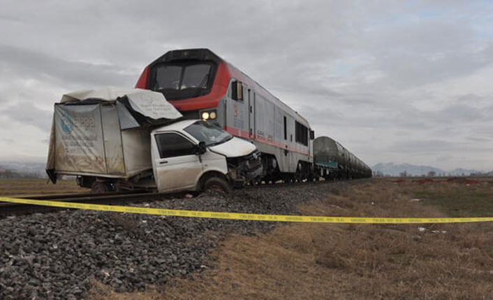 Feci kaza! Tren, kamyonete çarptı...