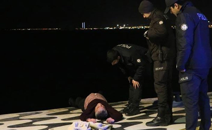 Denize düşen adamı polis kurtardı