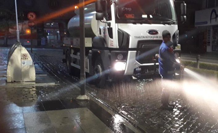 Temizlik ekipleri gece gündüz çalışıyor