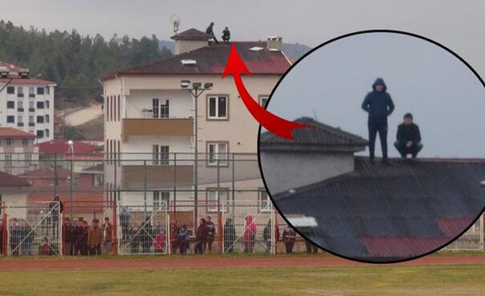 Ölümü hiçe sayan iki arkadaşın çatıda maç keyfi!