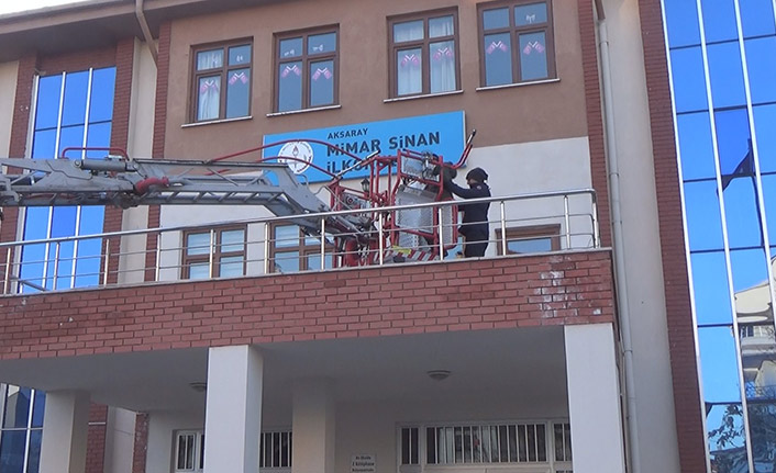 Kitabını almak için geldiği okulunda mahsur kaldı