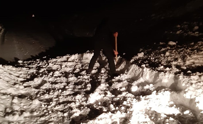 Yüksekova-Şemdinli karayoluna çığ düştü