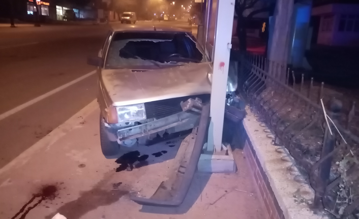 Ters yöne giren araç tabelaya çarptı